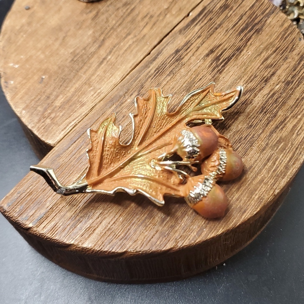 B828‎ autumn breeze acorn leaf brooch